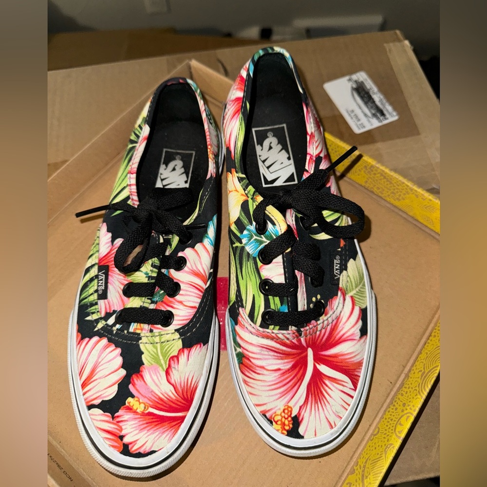 Vans woman’s 6.5 Hawaiian Tropical Black Floral Print Sneakers Shoes Lace Up